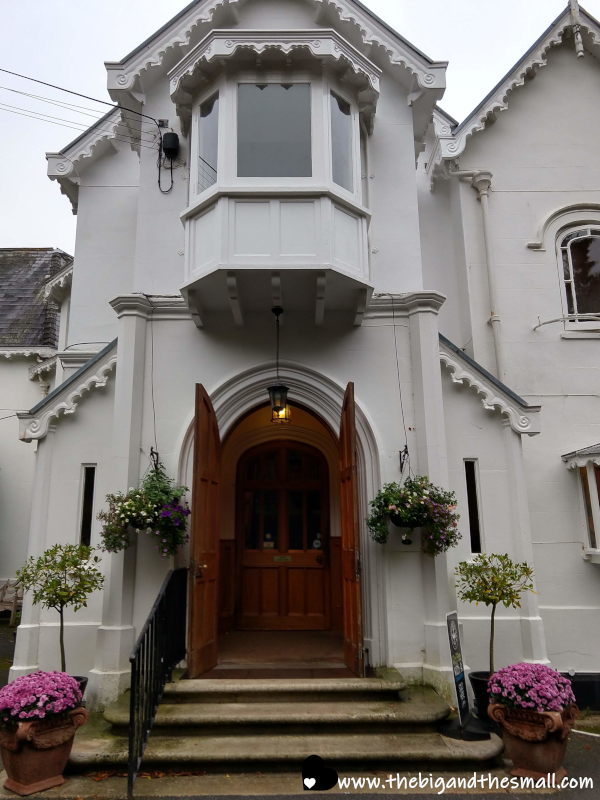 Entrance to the Sidholme Hotel.png